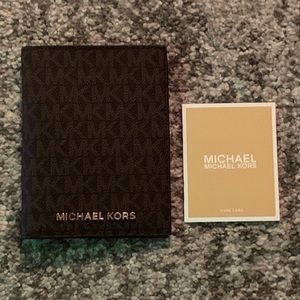 MICHAEL KORS PASSPORT WALLET